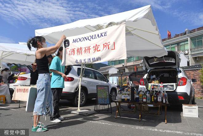 最自由的职场,在车尾厢里