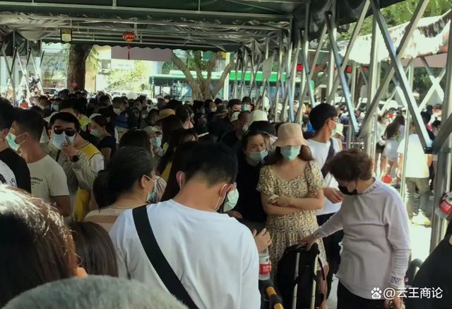 滞留三亚游客：千元酒店住7天，有人担心孩子赶不上开学