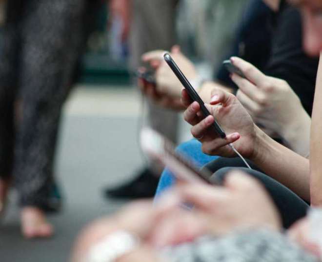 90后小伙卖冰，日入万元 / 2岁女孩，咬死大蛇