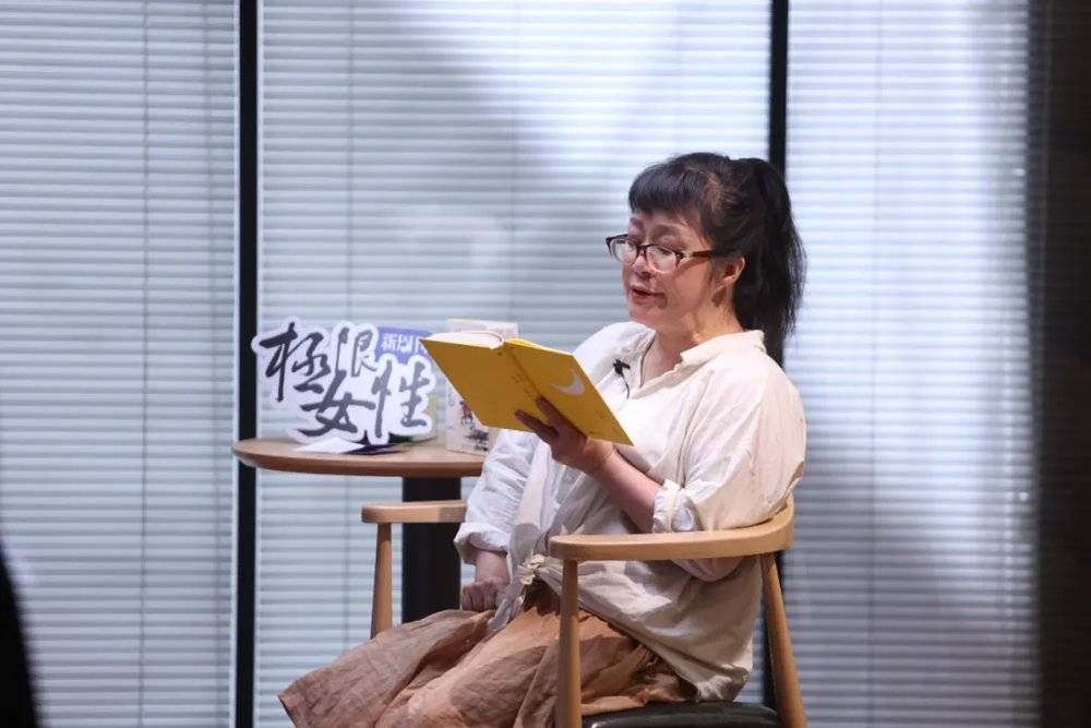 邪火10年，余秀华：我还在「臭不要脸」地活