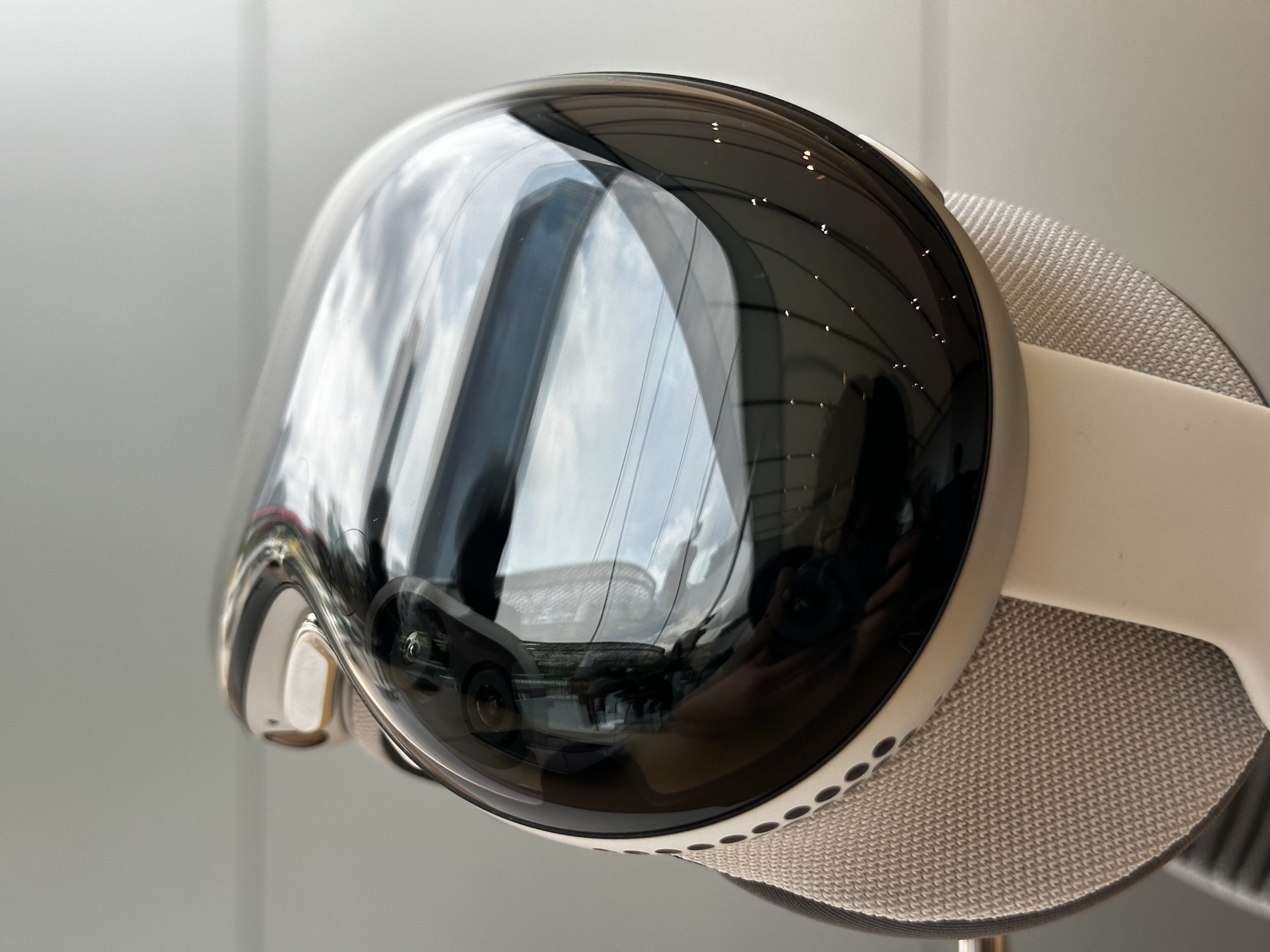 Apple Vision 开售首日探店：定制流程丝滑，交互体验很「直觉」