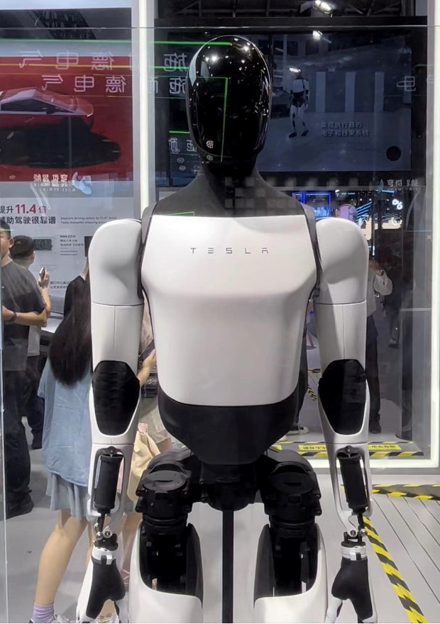 后空翻、打太极、烤面包，人形机器人集体「整活儿」 ，你最想带哪款回家？