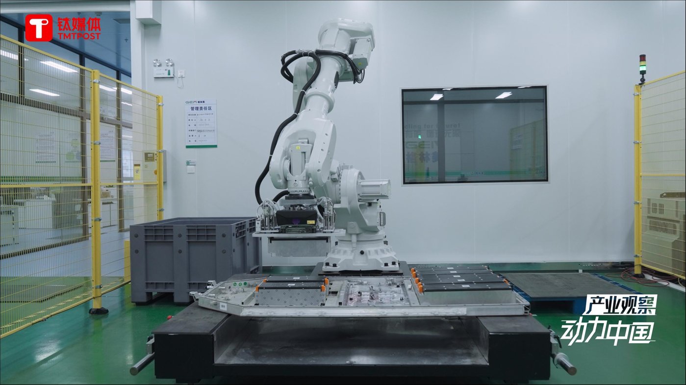 机器人正在进行模组搬运训练。