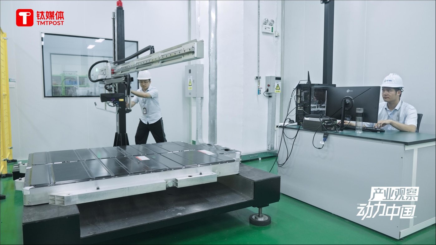 技术人员在进行数据采集。