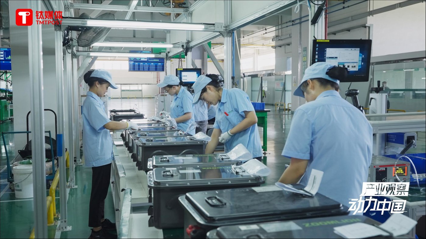 工人们正在组装一批给工程车辆准备的梯次利用电池。