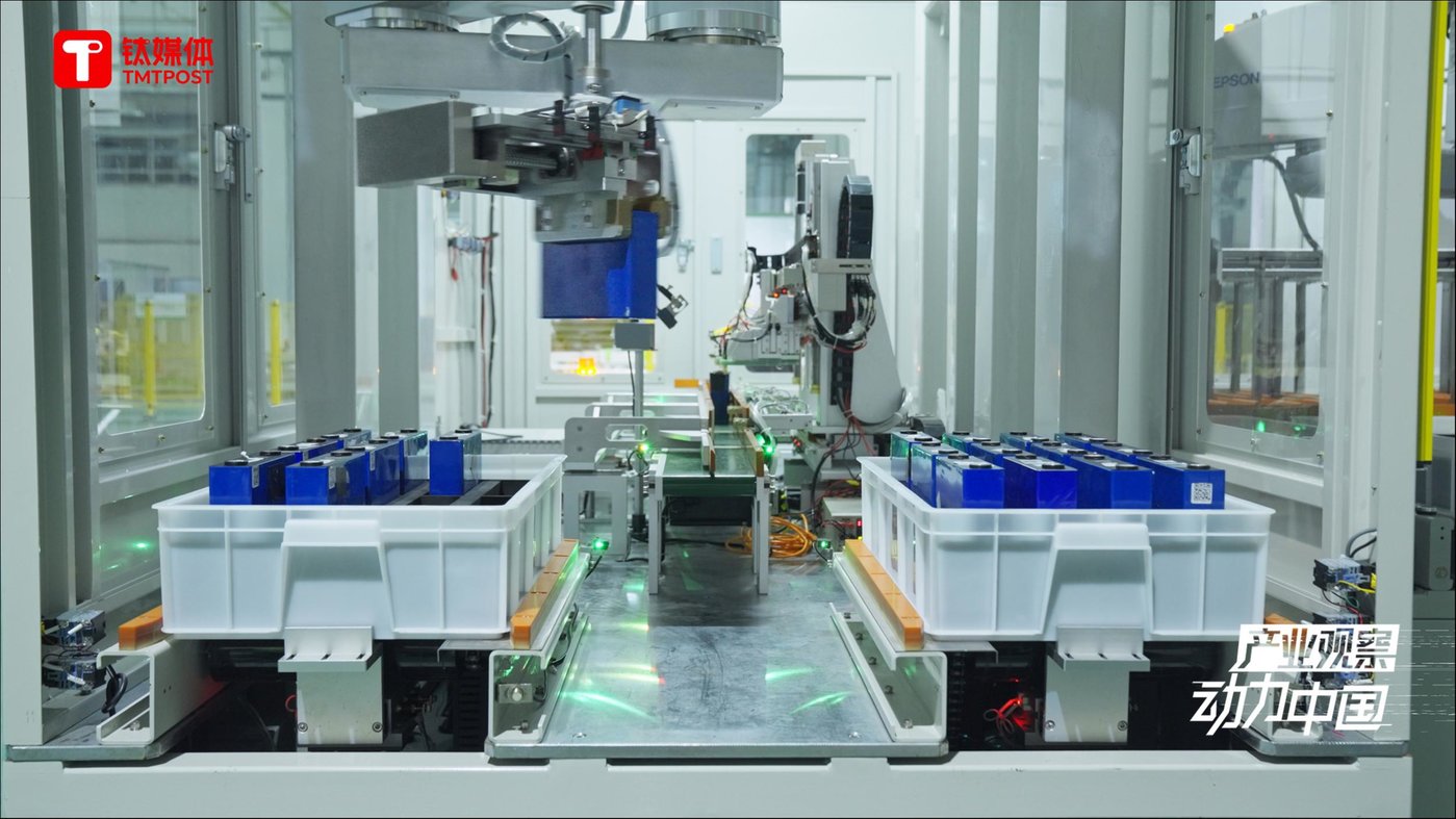 上料工位上,四轴机器人在夹取电芯。