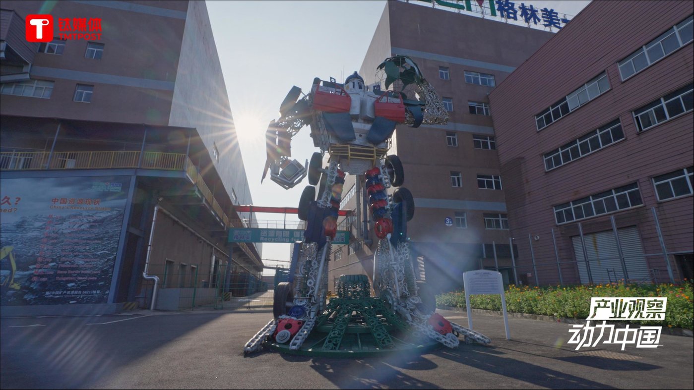 武汉,格林美厂区内部,由报废汽车零件建成的机器人装置。