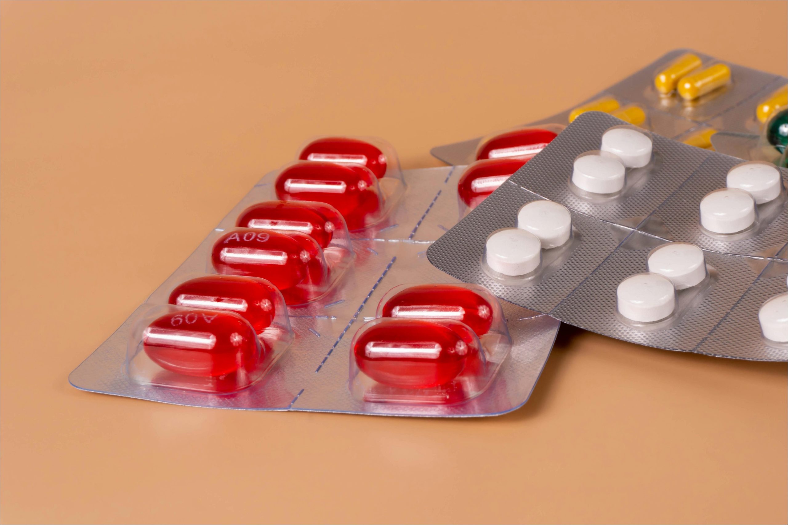 不到两个月板块指数下跌40%，连锁药店遭遇「连击」丨钛媒体焦点