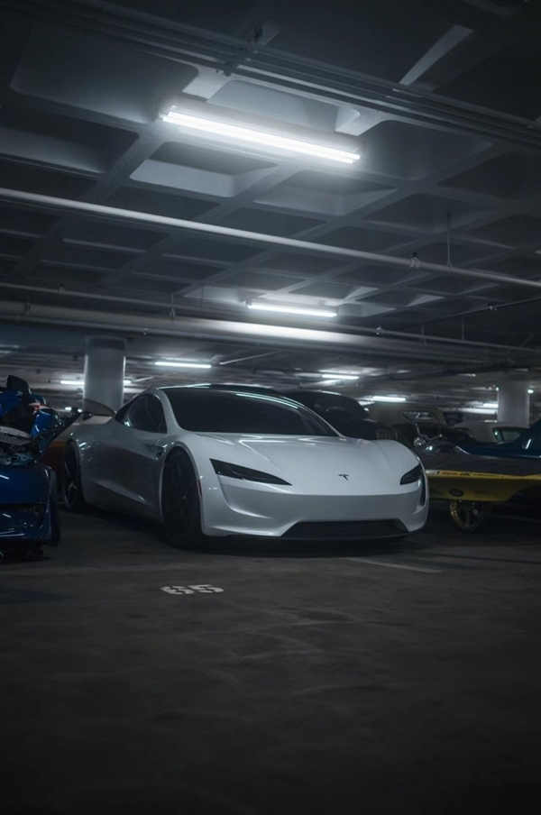 特斯拉新一代Roadster实车曝光：火箭技术加持，颠覆传统汽车概念