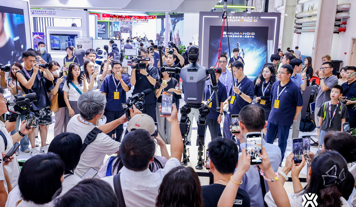 AI机器人产业观察：27款人形机器人扎堆斗艳，但规模量产和通用能力仍是行业挑战｜周天财经AGI