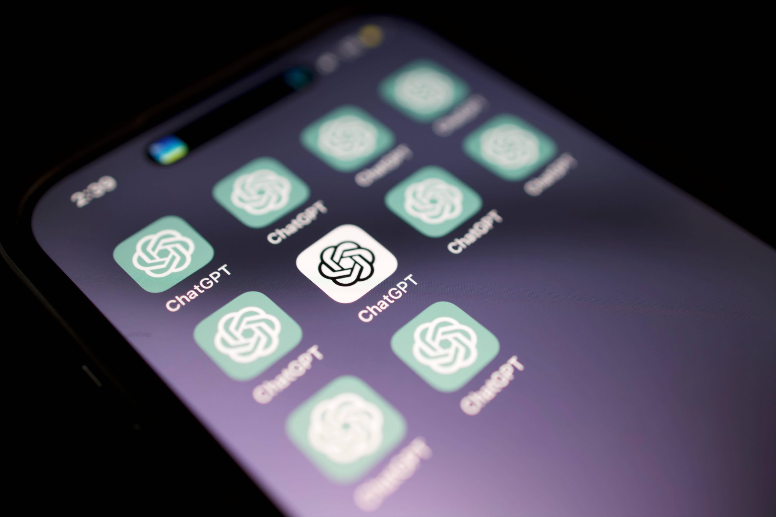 OpenAI被曝今秋发布「草莓」模型技术,公司估值已超6100亿|钛媒体AGI