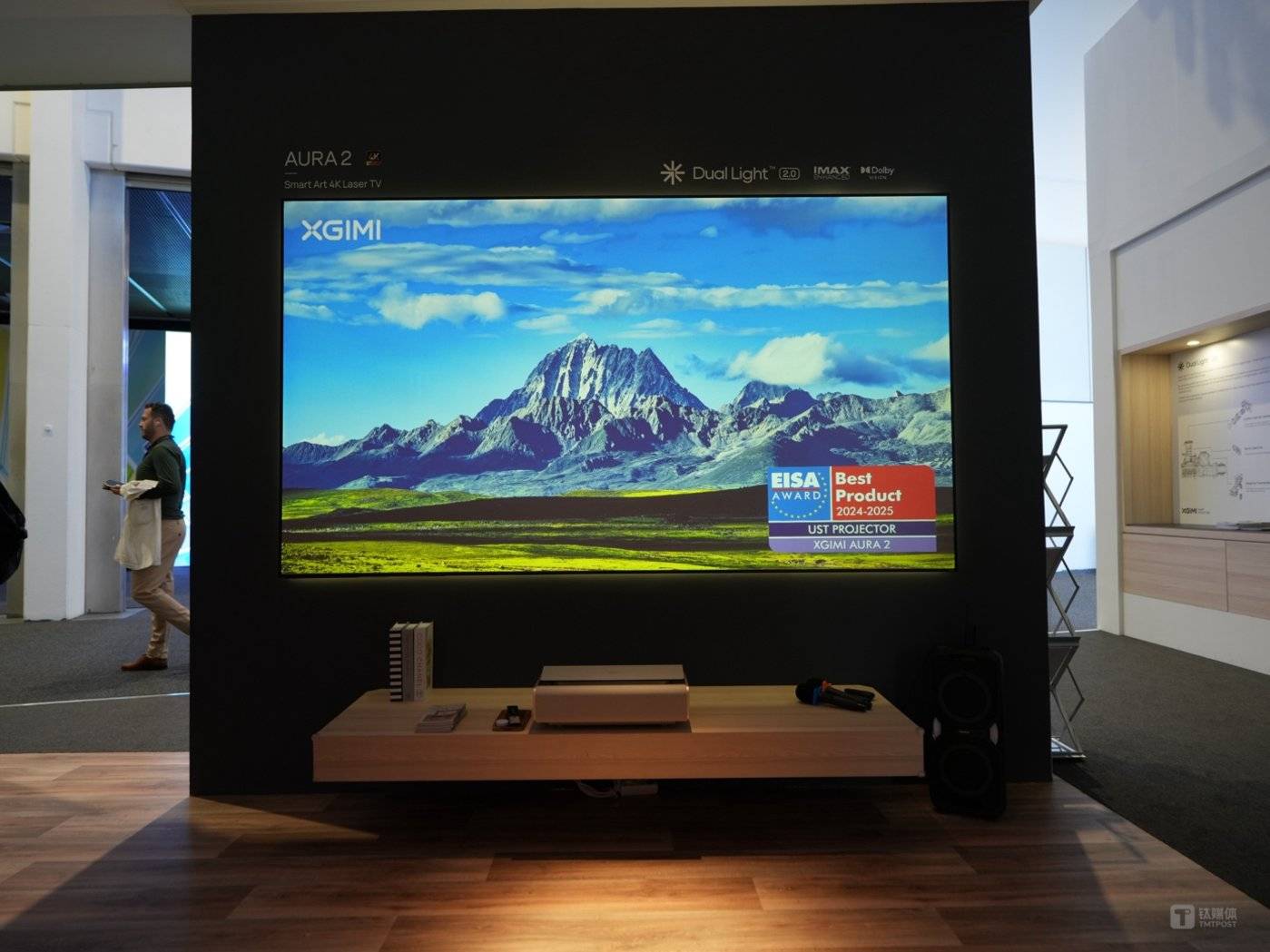 极米4K超短焦激光电视AURA 2亮相,内置毫米波雷达技术|IFA 2024