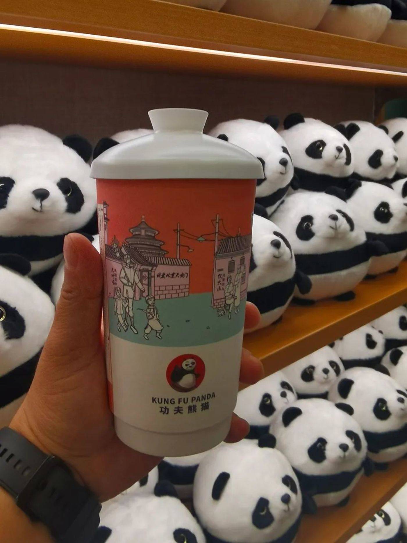 独家对话功夫熊猫茶：新茶饮出海打出「文化牌」