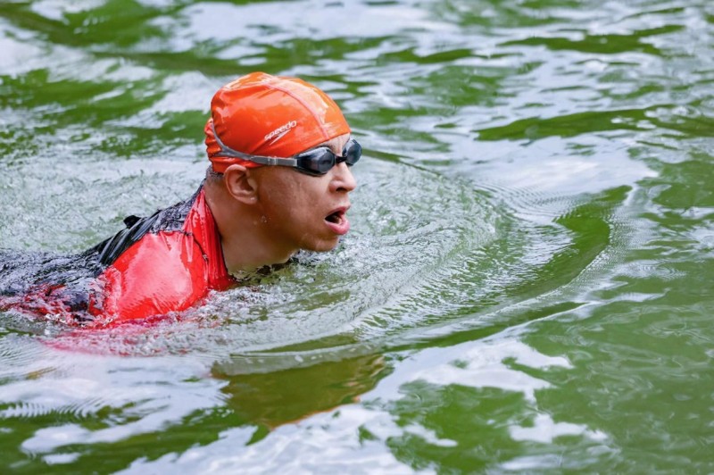 张朝阳直播游泳备战「跨海行动」 称要恢复肌肉记忆