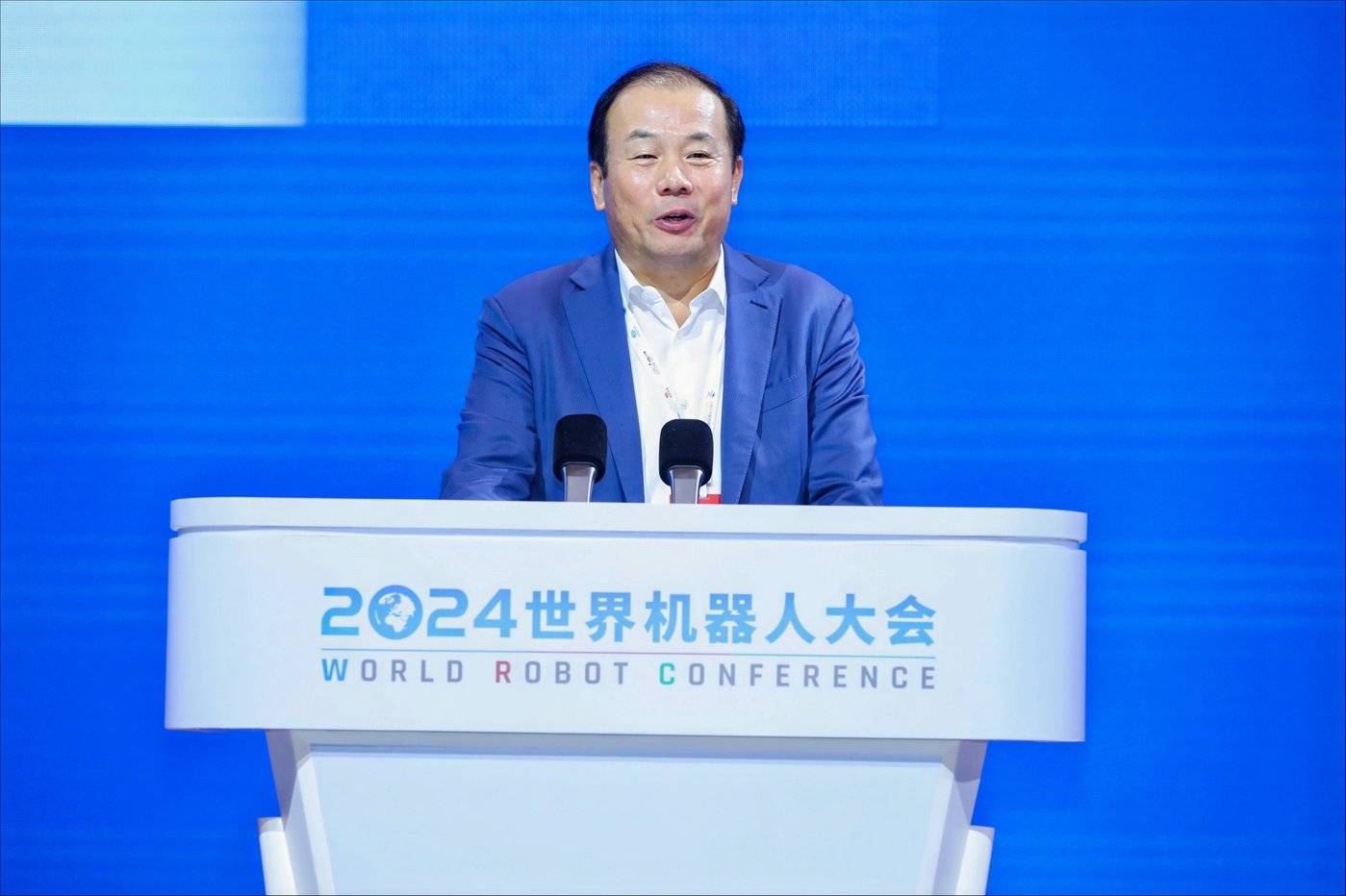 对话香港大学教授席宁:当前的仿人形机器人不是产品,而是实验室里的原型试验机|周天财经AGI