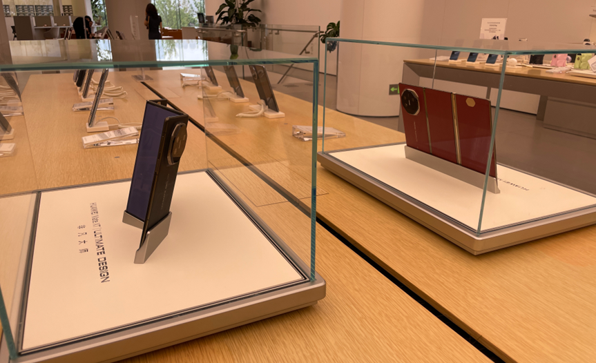 华为三折叠，炸出百万「黄牛」