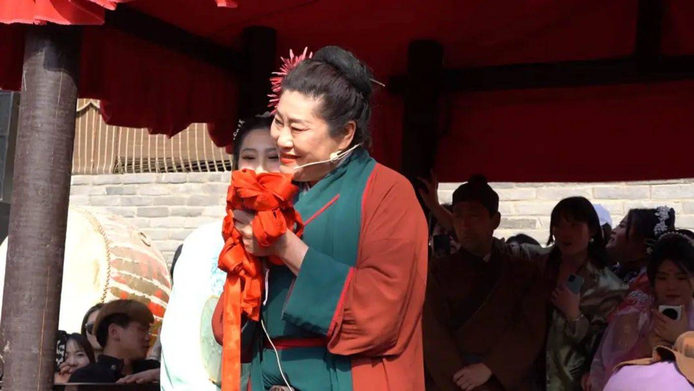 从造神到祛魅：小杨哥们沉浮史