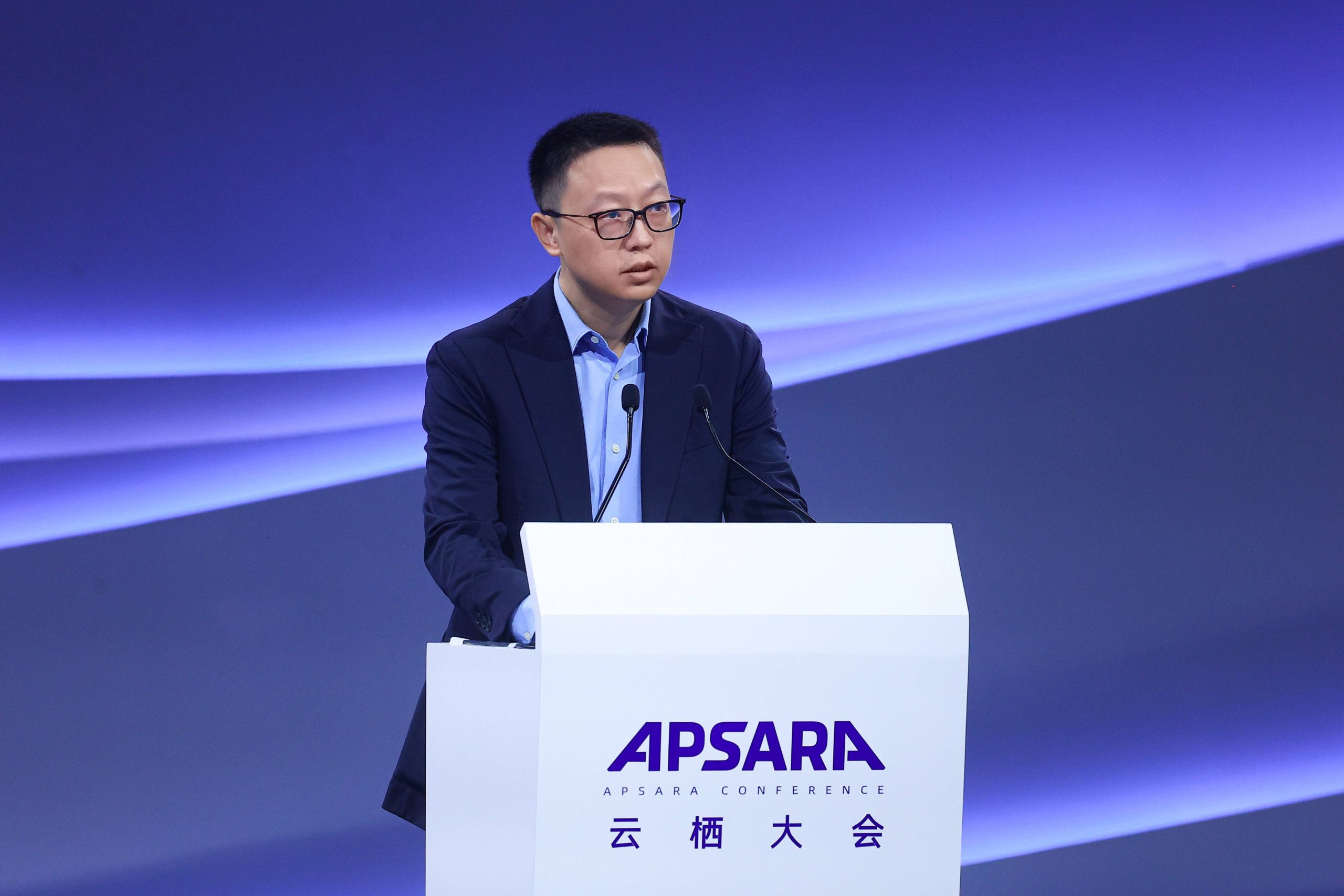 吴泳铭:先进模型投入门槛将达百亿美金级别,机器人将是下一个迎来巨变的行业 | CEO说