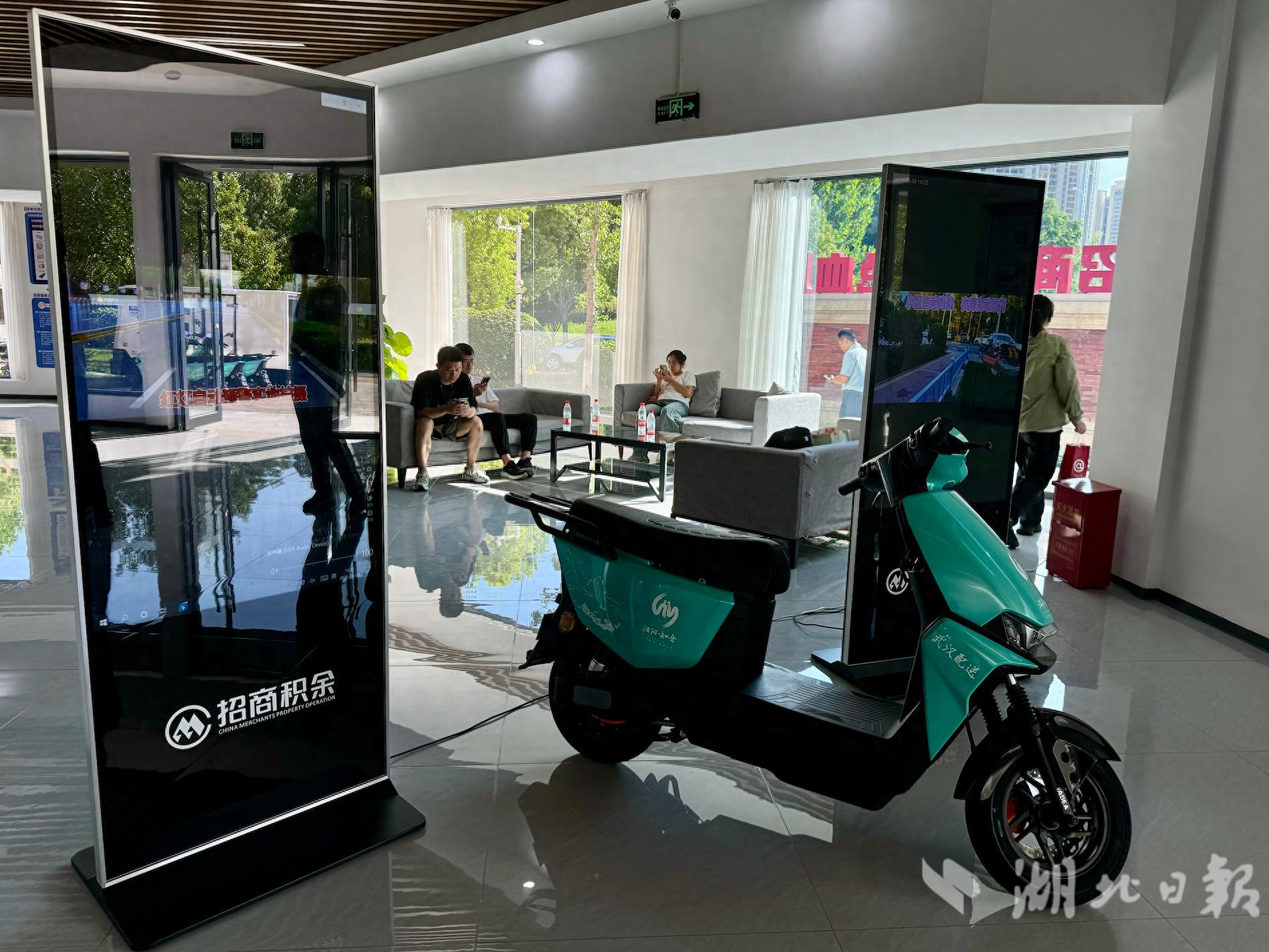 全国首辆AI外卖配送车在武汉首发