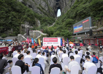 Hitch Open 世界AI竞速锦标赛序幕开启：七所大学战队「试剑」张家界天门山！