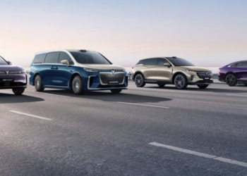 东风「腾笼换鸟」,岚图单飞港股|钛度车库