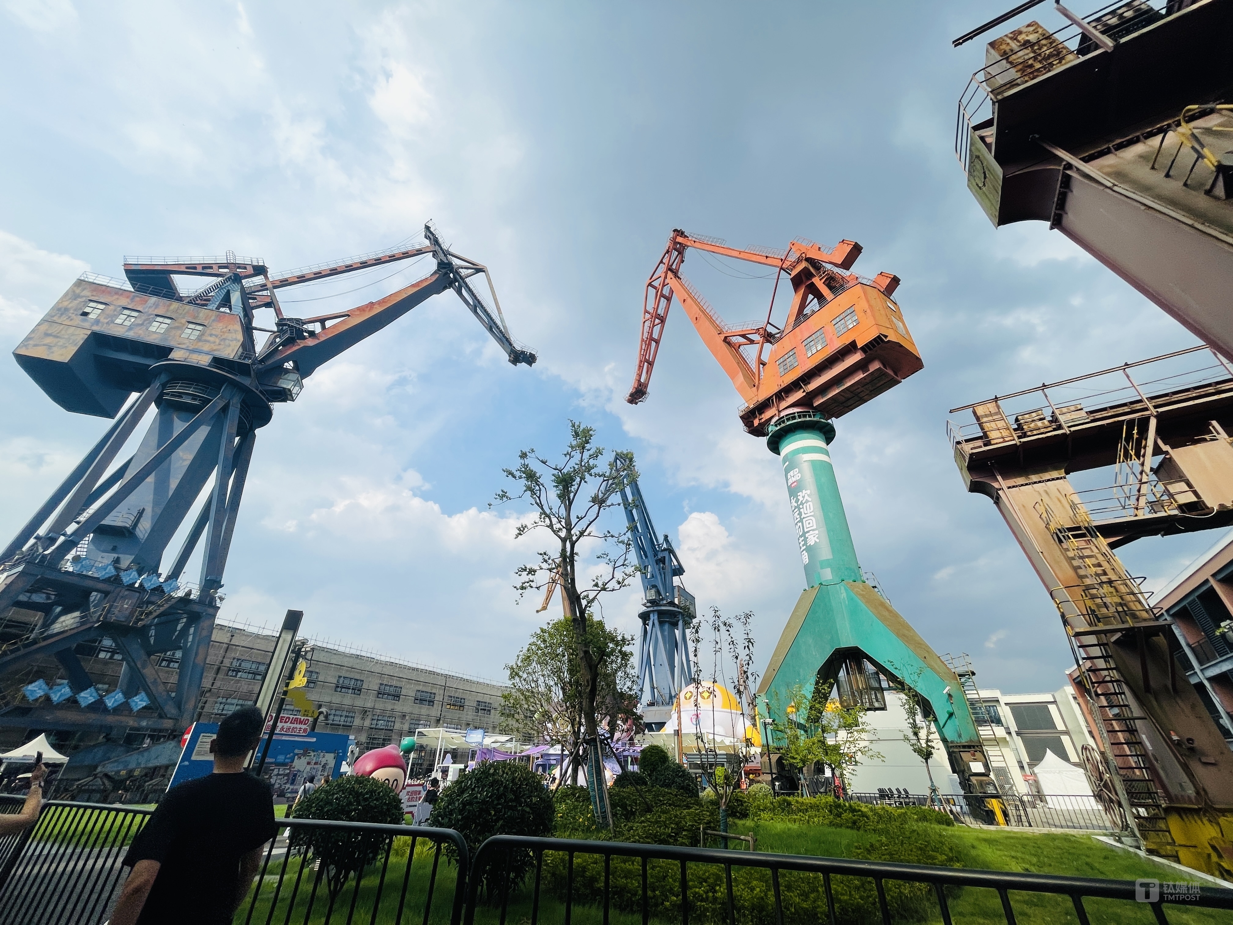 上海复兴岛内曾经建造船舶的设备,图/李程程