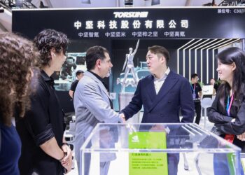 中坚科技鲍嘉龙：人形机器人的康养功能三年后实现 具身机器人未来落地大概率是家用To C场景｜ 2025世界机器人大会