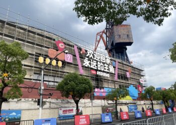 当二次元向世界「打直球」，互联网大厂与地方政府都想接住