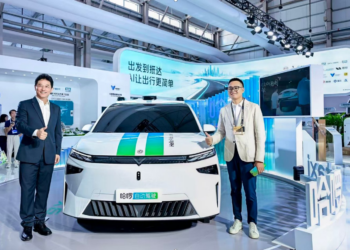 对话哈啰CEO杨磊：希望用8年时间，让Robotaxi的运营规模达到100万辆