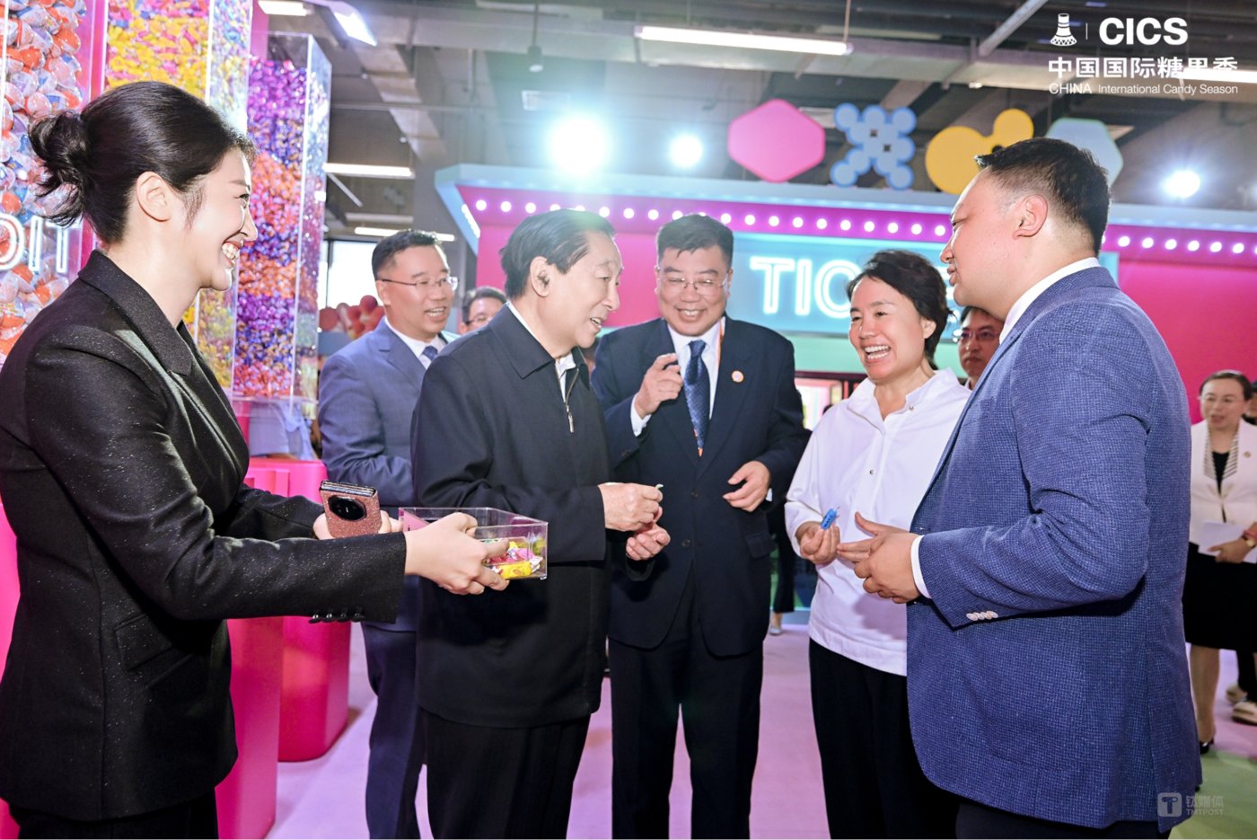 与会嘉宾在「中国国际糖果季」活动现场参观