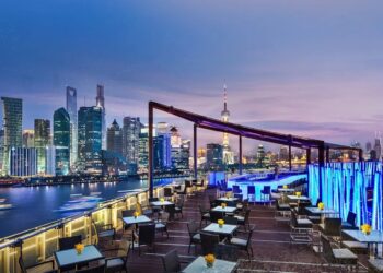 「刷着刷着就定了」，抖音小红书们成了酒店的「白月光」？