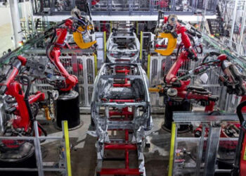 被特斯拉Model 3生产线机器人打成重伤工人已发起诉讼 要求赔偿3.6亿