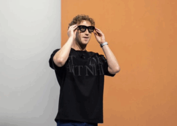 自洽的「半成品」，Meta首款AI+AR眼镜初登场便翻车