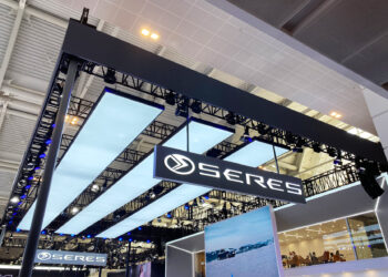 一度逆势涨停！赛力斯创历史新高，大盘却跌了，持股过节安全吗？