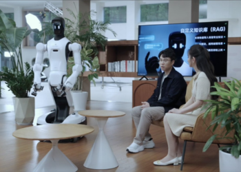 智元「摇钱树」精灵系列升级G2，该工业级交互式具身作业机器人已获数亿元订单