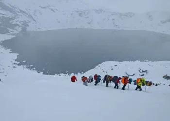 千人被困珠峰暴雪背后:疯狂徒步与失控的「内啡肽」