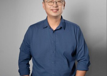 「跳下悬崖造飞机」的狠人，用一个未来的故事打动苹果代工厂