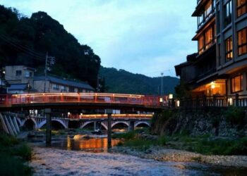 一家温泉旅馆，如何拯救日本小城？