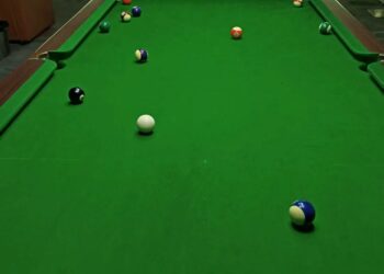 不再去KTV的年轻人，涌进了商场30元一小时的台球厅