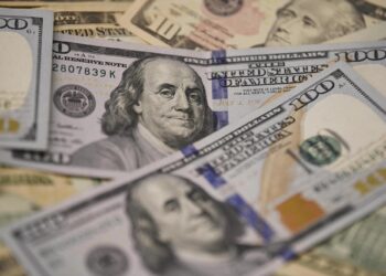 忧美元贬值 现货黄金价格突破每盎司4000美元