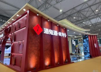 「胖东来效应」难抵行业寒潮：酒鬼酒三季报续亏，现金流骤降六成｜看财报