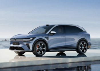 不卷性能卷配置：极氪的中场打法与利润焦虑