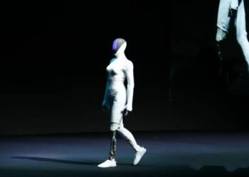 扎堆儿「造人」，车企估值逻辑已变