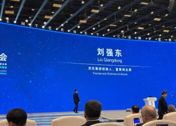 刘强东强势「回归」乌镇，称「无人」时代每周只需工作一小时，建议向技术垄断企业征90% 重税 | 巴伦独家