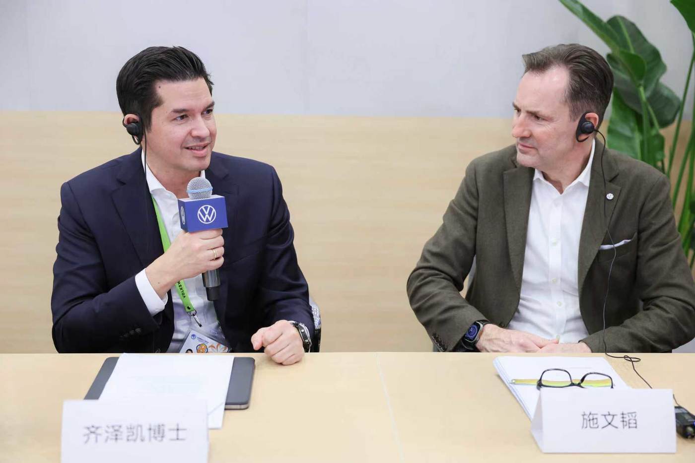 Thomas Schäfer, CEO of Volkswagen Passenger Cars, and Dr. Robert Cisek, CEO of Volkswagen Passenger Cars China