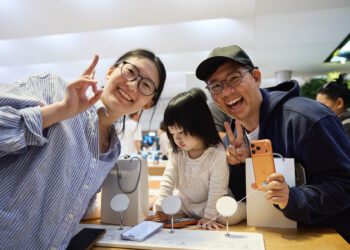 Apple to First Reclaim World's Top Smartphone Maker in More than a Decade, Research Firm