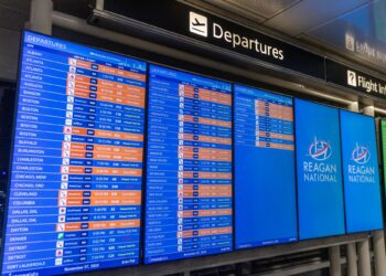 「停摆」加剧航班限流 美国民众出行难