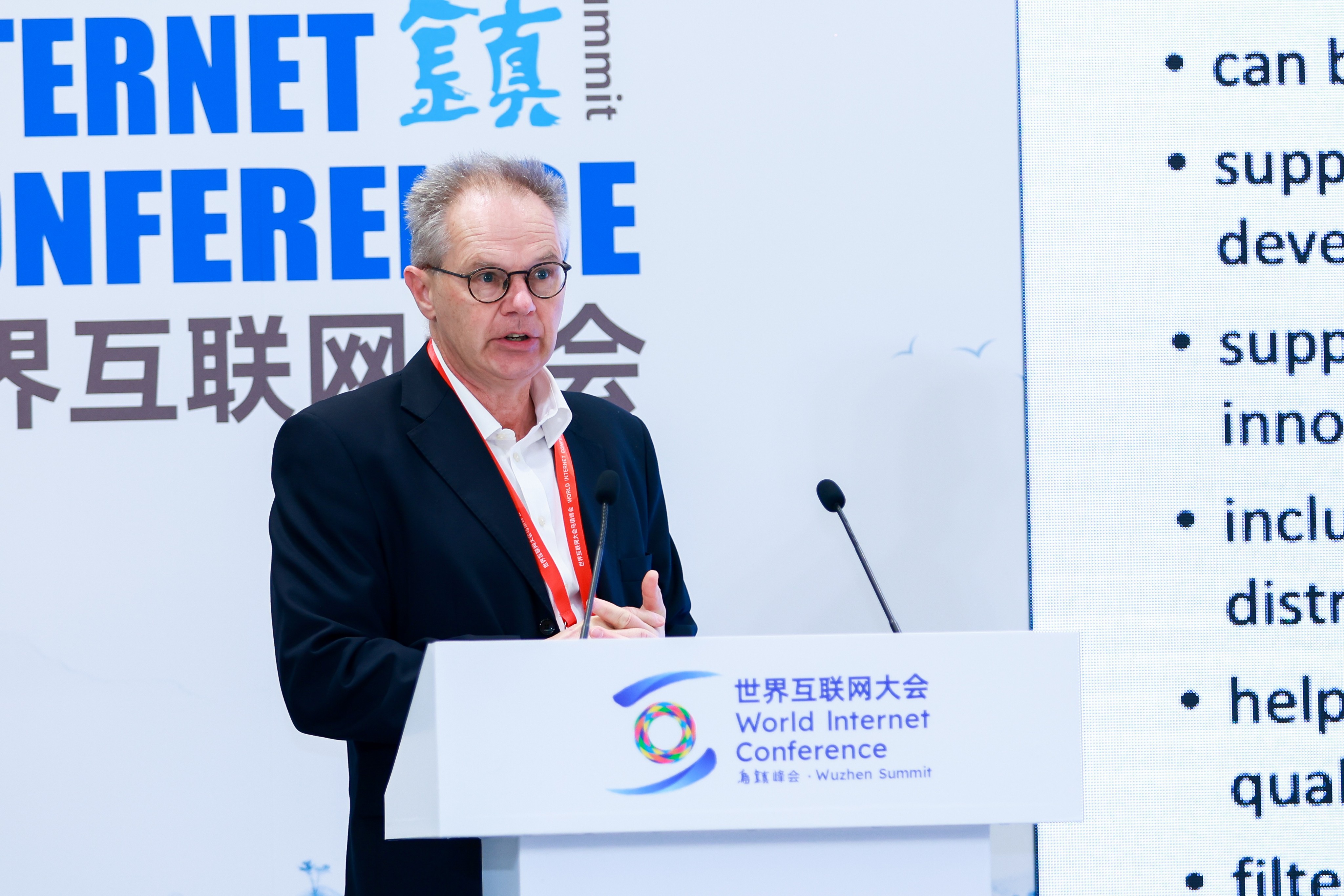 雷根斯堡大学教授 罗兰· 赫尔姆