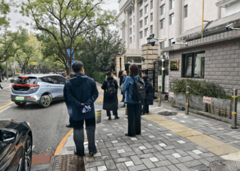直击国谈首日：阿斯利康、恒瑞等药企齐登场，涉精神类药物等品种，多数代表离场面带笑容