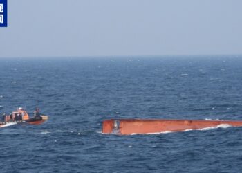 一中国渔船在韩国附近公海倾覆 中韩海警搜寻3名失踪船员